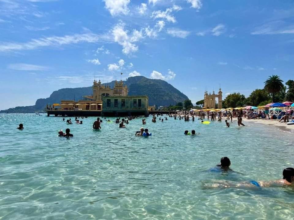 Mondello Felix - Appartamenti In Villa A 600M Dal Mare Bagian luar foto