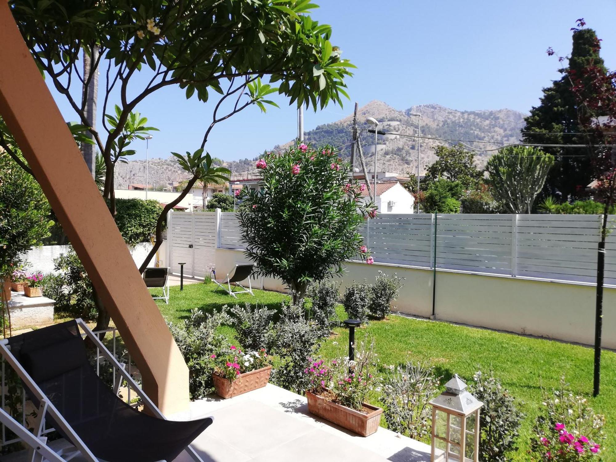 Mondello Felix - Appartamenti In Villa A 600M Dal Mare Bagian luar foto