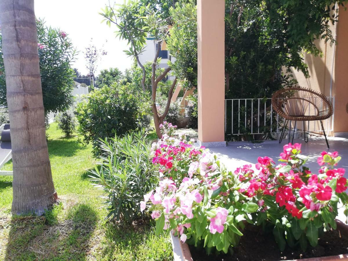 Mondello Felix - Appartamenti In Villa A 600M Dal Mare Bagian luar foto